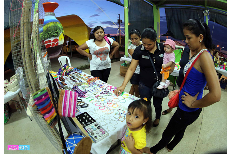 Familias despiden el fin de semana largo en la Feria del Trabajo Digno
