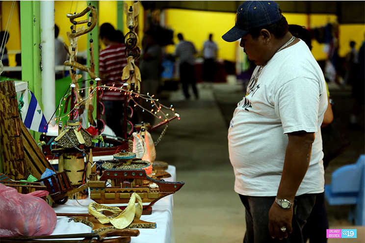 Familias despiden el fin de semana largo en la Feria del Trabajo Digno