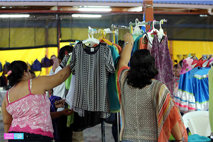 Familias despiden el fin de semana largo en la Feria del Trabajo Digno