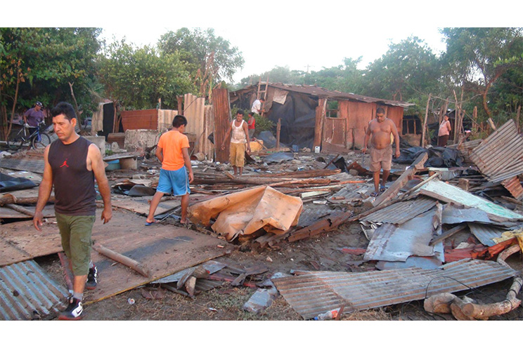 Evacúan a familias de Corinto debido a fuerte oleaje