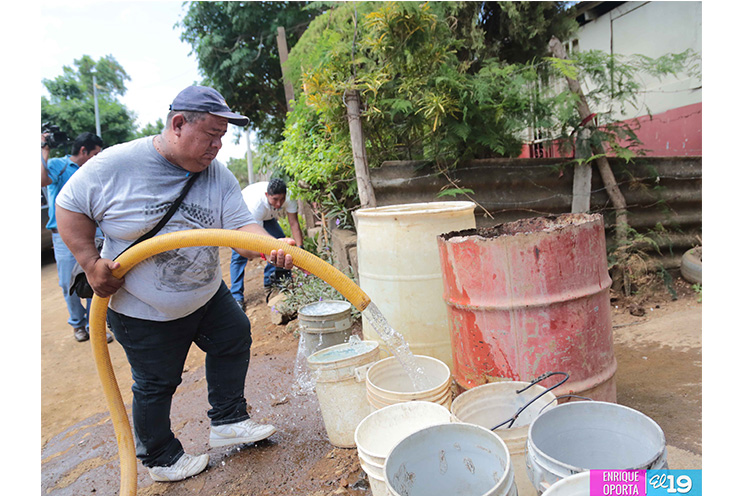 Enacal continúa distribuyendo el vital líquido en barrios de la capital