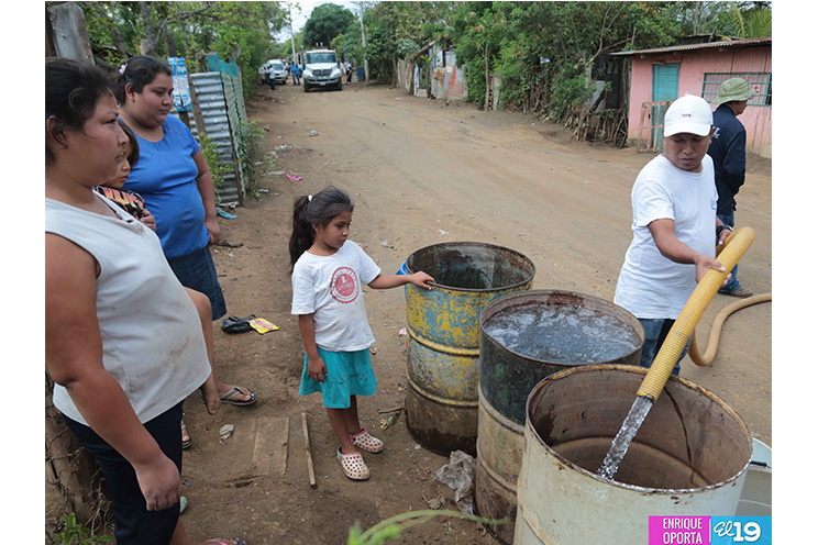 Enacal continúa distribuyendo el vital líquido en barrios de la capital
