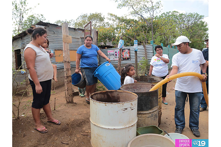 Enacal continúa distribuyendo el vital líquido en barrios de la capital
