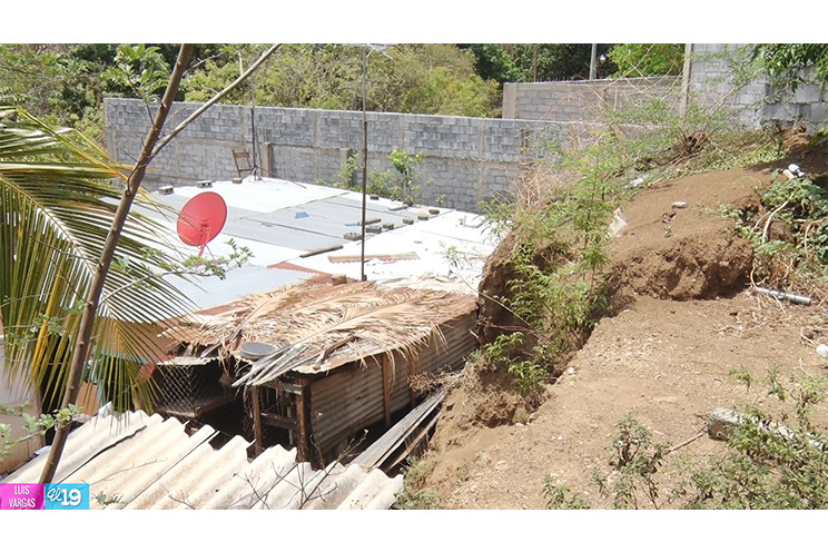 Alcaldía de Managua dialoga con familias en riesgo por peligroso muro