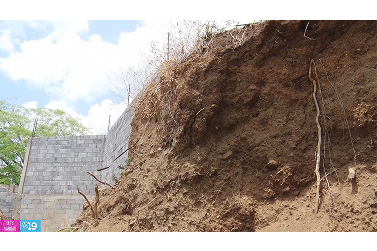 Alcaldía de Managua dialoga con familias en riesgo por peligroso muro