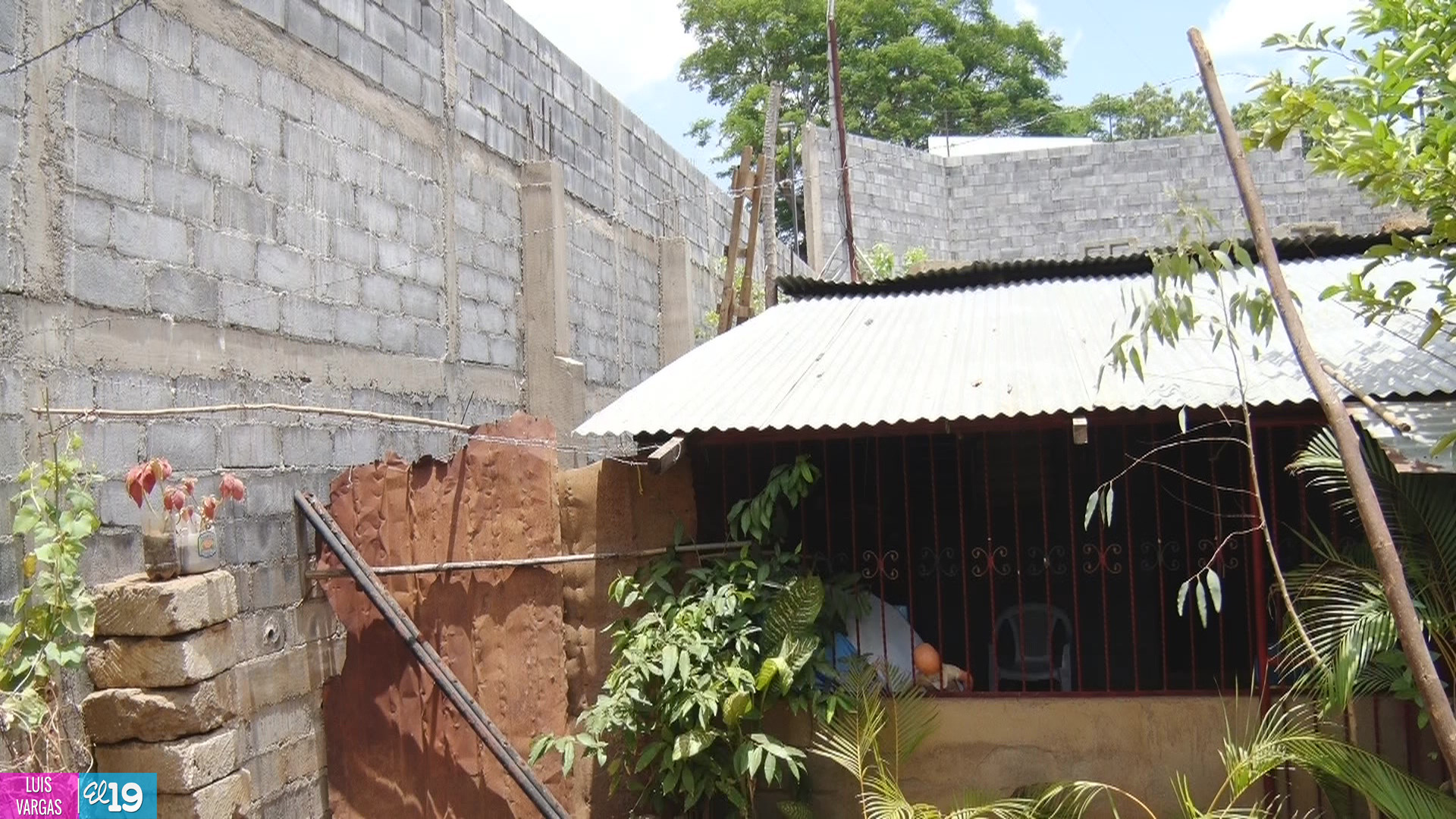 Alcaldía de Managua dialoga con familias en riesgo por peligroso muro