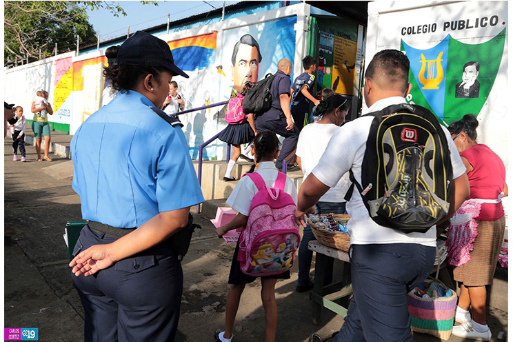Policía Nacional garantiza seguridad a comunidad educativa del Colegio Rubén Darío
