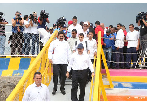 Daniel, Rosario y Nicolás visitan Puerto Salvador Allende en Managua (VIDEO)