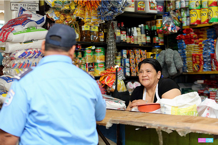 Policía Nacional garantiza seguridad de comerciantes y compradores del Mercado Periférico