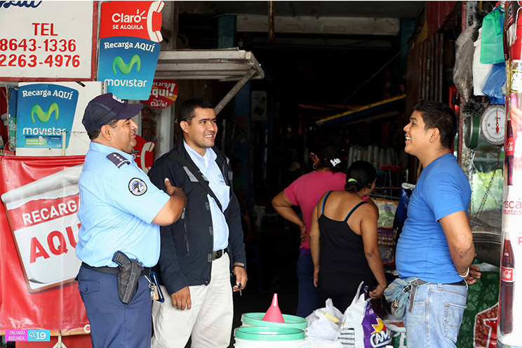 Policía Nacional garantiza seguridad de comerciantes y compradores del Mercado Periférico