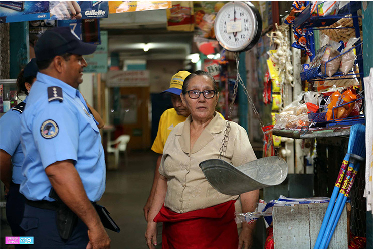 Policía Nacional garantiza seguridad de comerciantes y compradores del Mercado Periférico