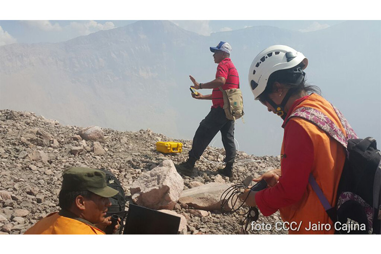 Vulcanólogos realizan monitoreo en cráter del Telica