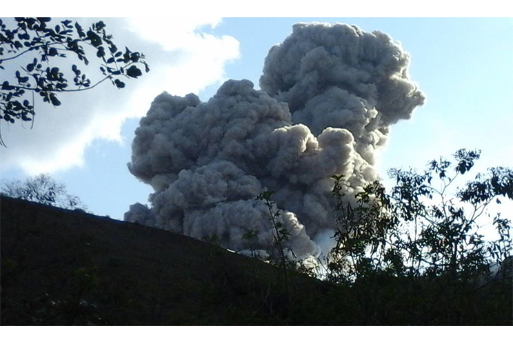 Continúan explosiones en el Volcán Telica