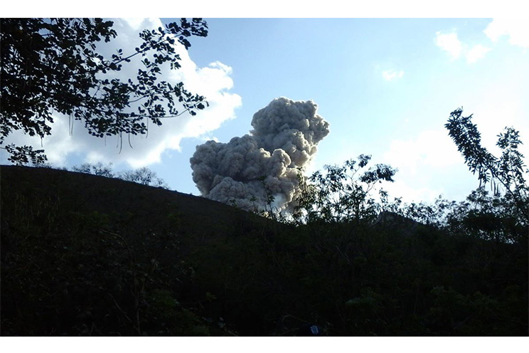 Continúan explosiones en el Volcán Telica