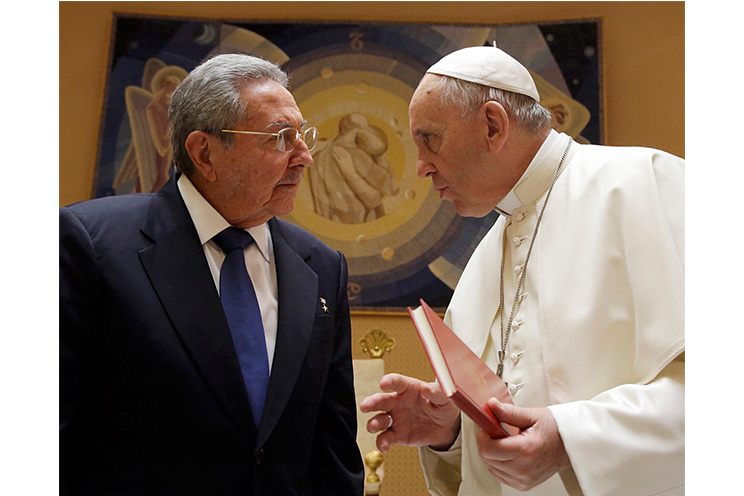 Se reúnen Raúl y Papa Francisco en histórico encuentro