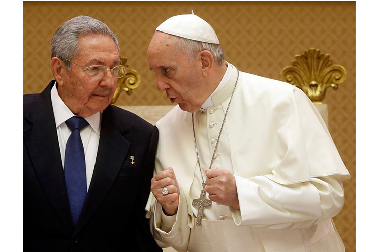 Se reúnen Raúl y Papa Francisco en histórico encuentro
