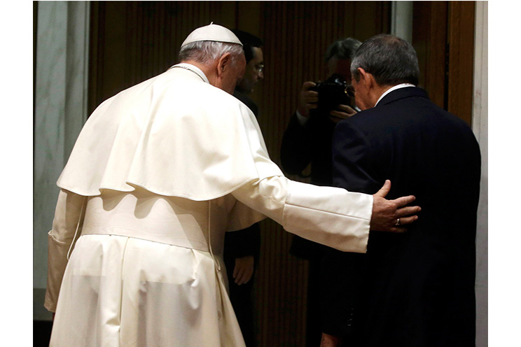 Se reúnen Raúl y Papa Francisco en histórico encuentro