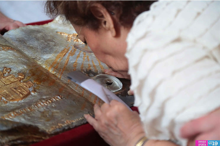 Centenares de católicos veneran reliquia de San Juan Pablo II