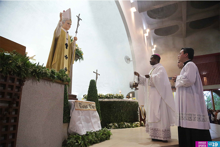 Centenares de católicos veneran reliquia de San Juan Pablo II