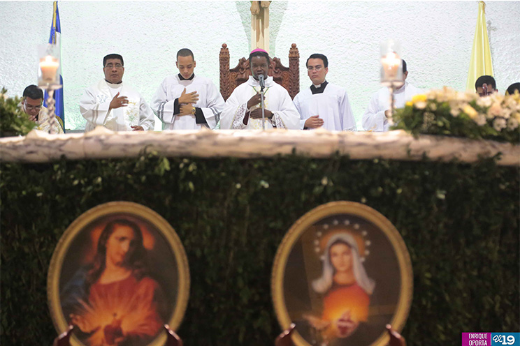 Centenares de católicos veneran reliquia de San Juan Pablo II