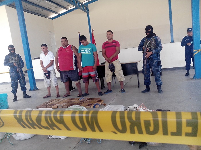 Fuerza Naval incauta 8 sacos con droga a dos millas náuticas de Pochomil