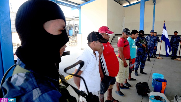 Fuerza Naval incauta 8 sacos con droga a dos millas náuticas de Pochomil