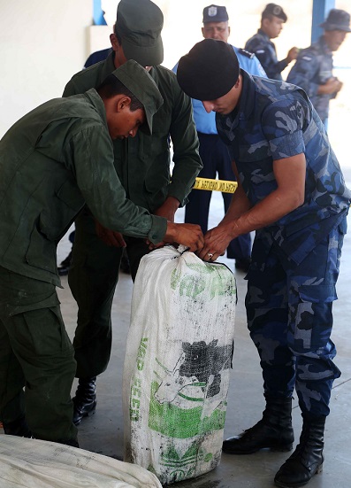 Fuerza Naval incauta 8 sacos con droga a dos millas náuticas de Pochomil