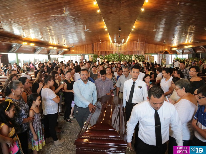 Fieles católicos dan último adiós a Monseñor Amado Peña