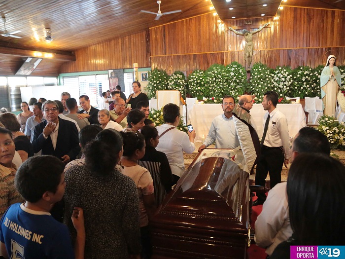 Fieles católicos dan último adiós a Monseñor Amado Peña
