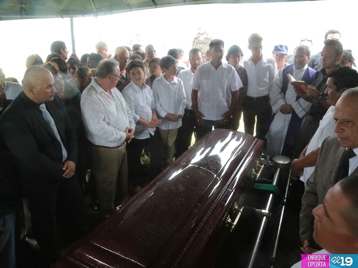 Fieles católicos dan último adiós a Monseñor Amado Peña