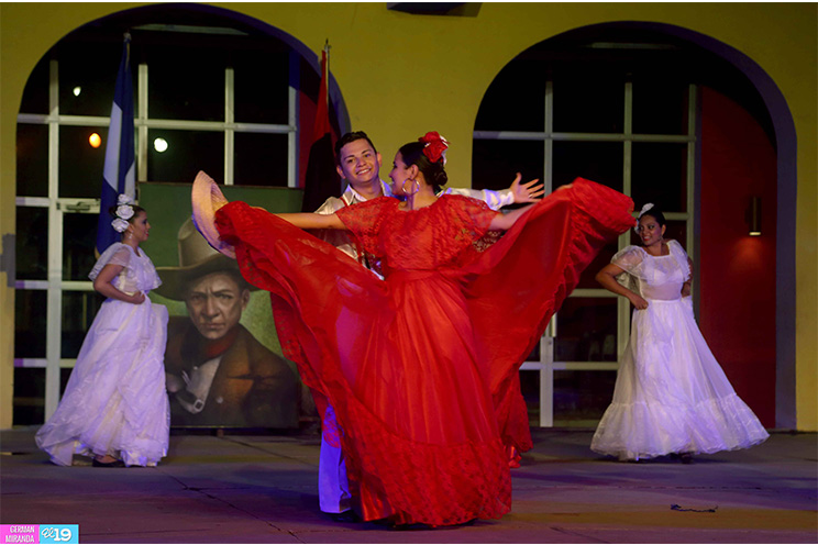 Artistas de la danza rinden homenaje al General Sandino en conmemoración de su natalicio