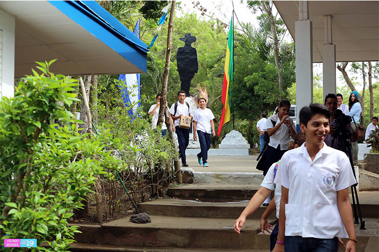 Estudiantes de Niquinohomo rinden homenaje a Sandino