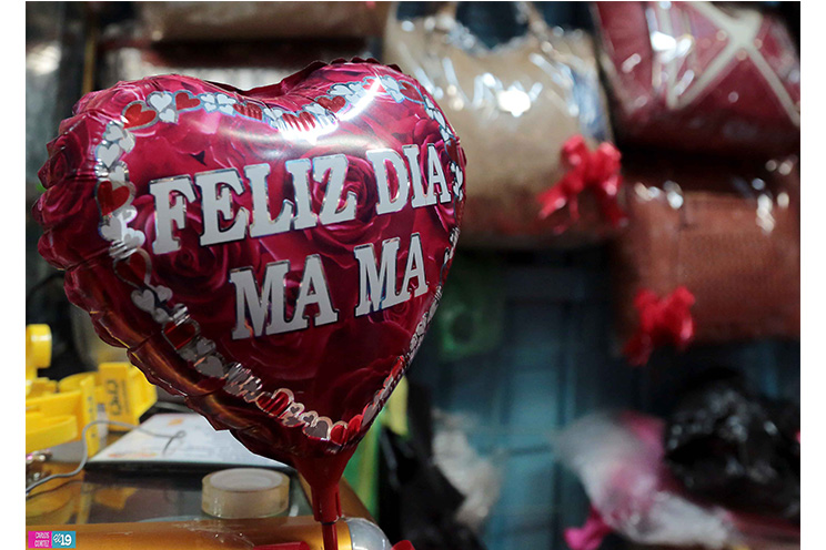 Comerciantes ofertan variedad de productos para regalar a las mamás