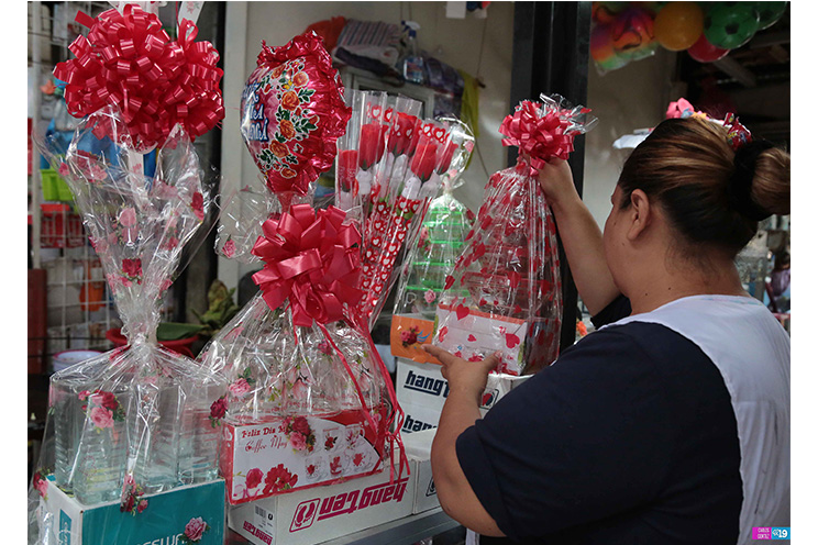 Comerciantes ofertan variedad de productos para regalar a las mamás