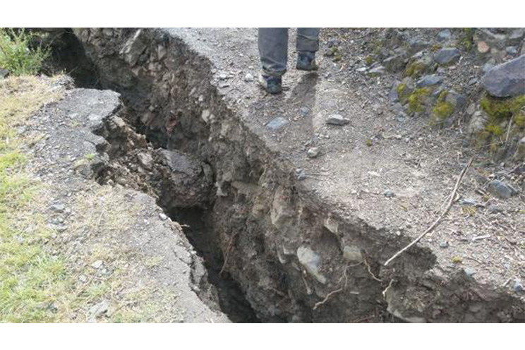 Continúa alerta en Perú por aparición de grietas en la tierra