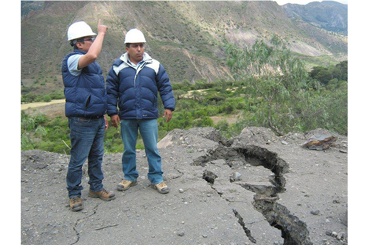 Continúa alerta en Perú por aparición de grietas en la tierra