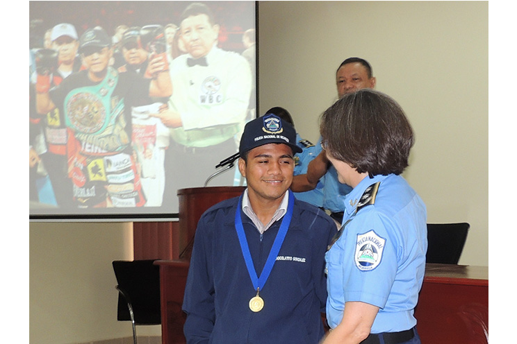 Román “Chocolatito” González es condecorado por la Policía Nacional