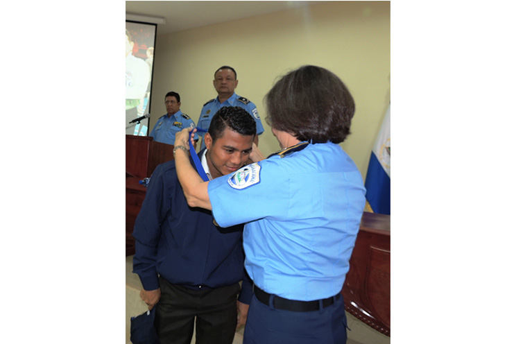 Román “Chocolatito” González es condecorado por la Policía Nacional