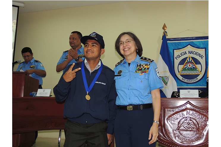 Román “Chocolatito” González es condecorado por la Policía Nacional