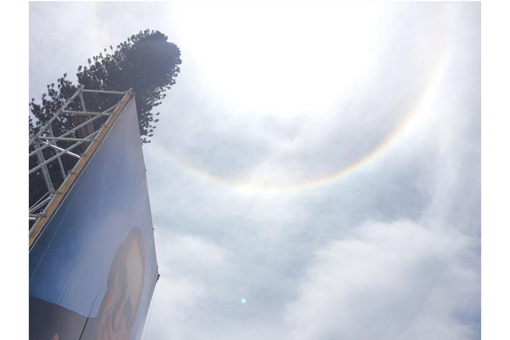 ¿Señal divina? Arcoiris rodea al sol durante beatificación de Monseñor Romero