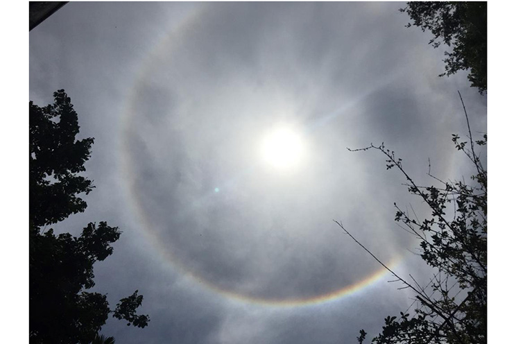 ¿Señal divina? Arcoiris rodea al sol durante beatificación de Monseñor Romero