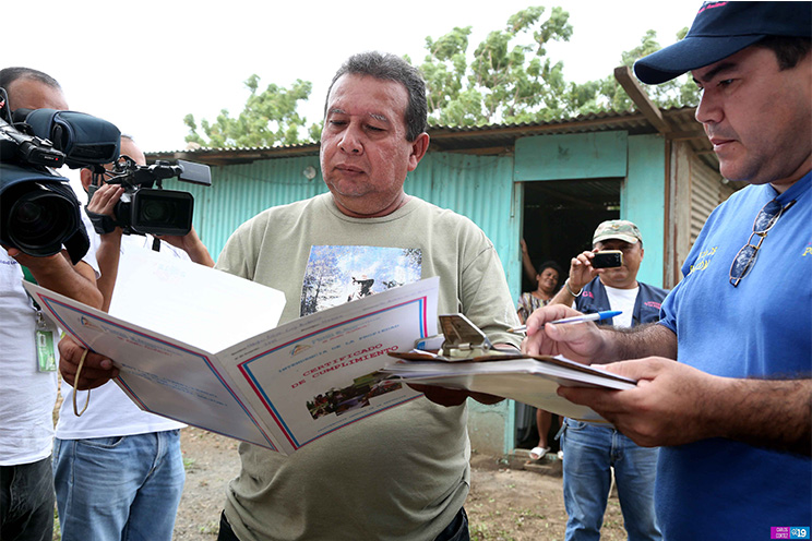Retirados del Ejército reciben títulos de propiedad