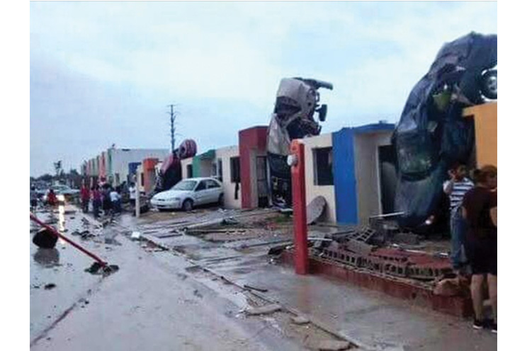 Violento tornado provoca víctimas y daños en México