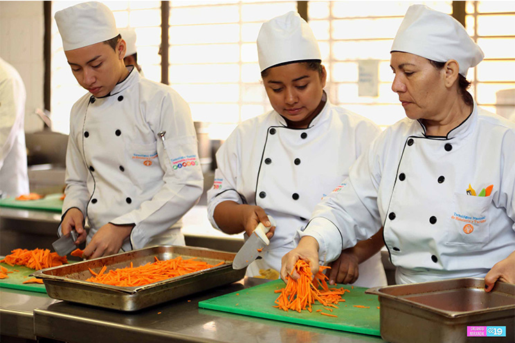 Escuela de Hotelería realiza feria para promover su oferta educativa