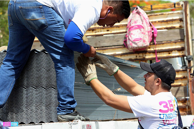 Gobierno celebra a las madres con la entrega del programa Plan Techo