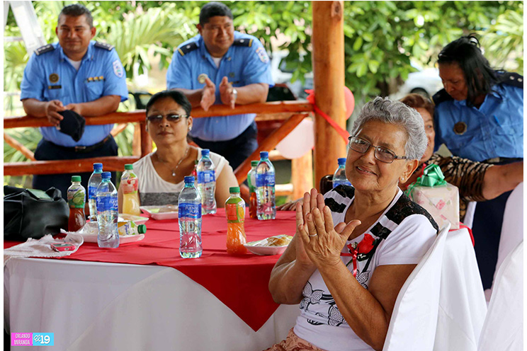 Policía Nacional brinda reconocimiento a madres de oficiales caídos