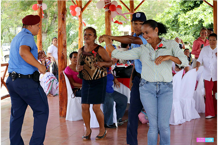 Policía Nacional brinda reconocimiento a madres de oficiales caídos