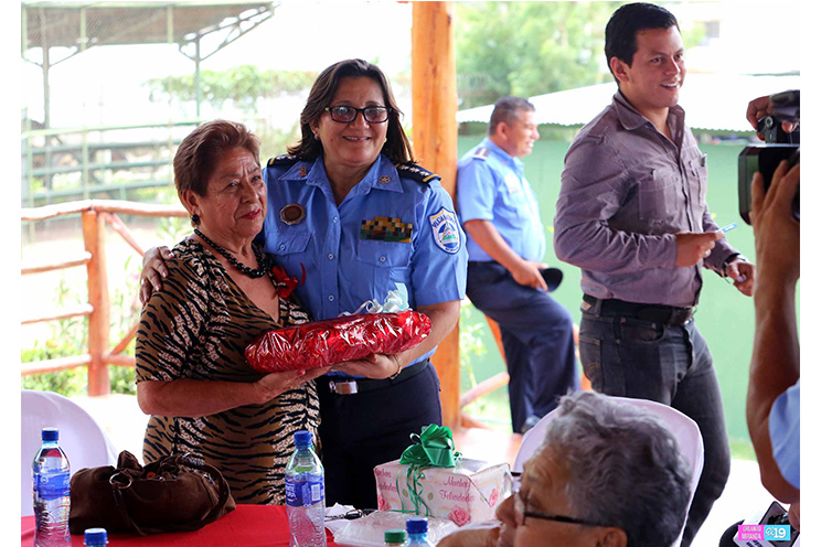 Policía Nacional brinda reconocimiento a madres de oficiales caídos
