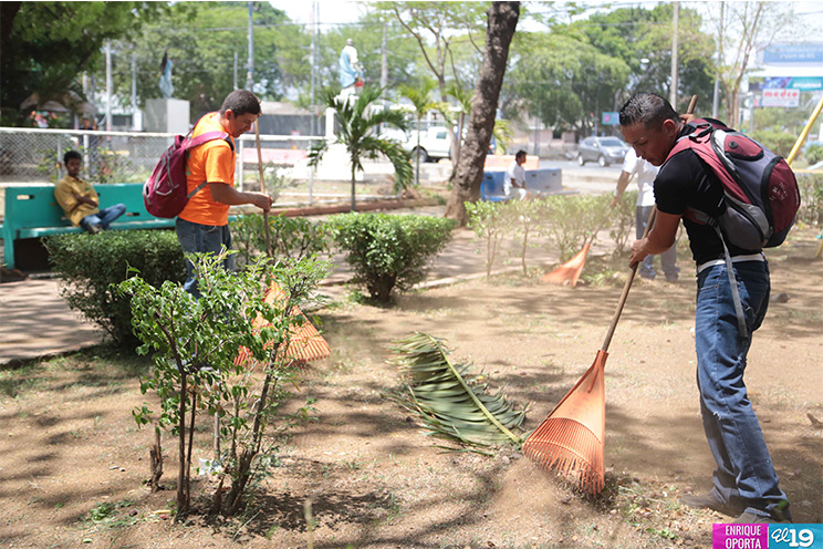 Trabajadores de la Alcaldía de Managua desarrollan jornada de limpieza en el Parque de las Madres