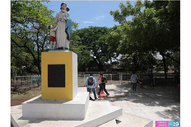 Trabajadores de la Alcaldía de Managua desarrollan jornada de limpieza en el Parque de las Madres